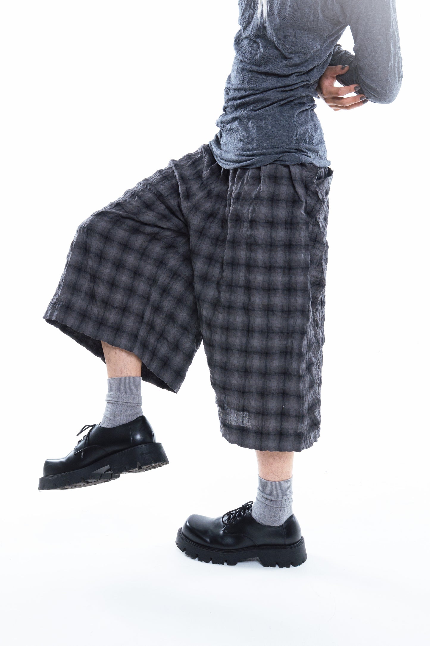 [PREORDER] Epoch Cropped Pants (Here Black/Now Grey)