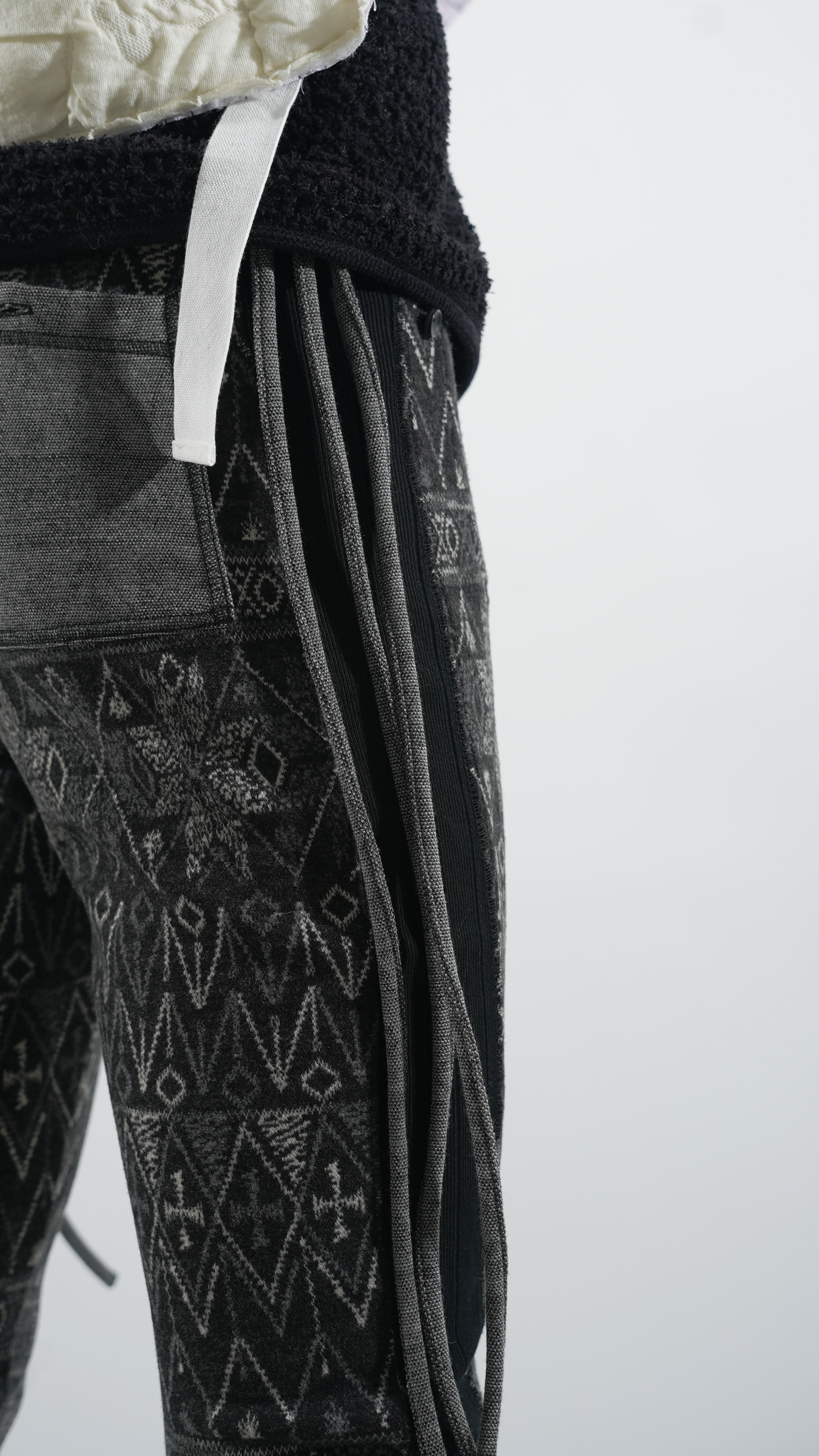 [Preorder] Strikke Tight Pants (Pyrolus)